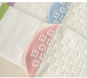 Rutschfeste Yoga Socken mit niedlichen Grip Punkten Baumwolle Pilates Socken für Damen