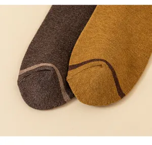 Detailansicht dicker thermischer Baumwollschlingen-Socken, weicher Herbst-Winter-Strickstoff.