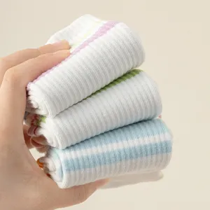 Bequeme gestreifte Wadenstrümpfe für den Alltag oder Yoga, atmungsaktives Baumwollmaterial.
