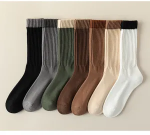 Gros plan de chaussettes de sport éponge épaisses pour hommes avec poignets côtelés.