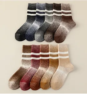 Heren dikke wol winter halverwege kuit sokken met tie-dye verloop en gestreept ontwerp.