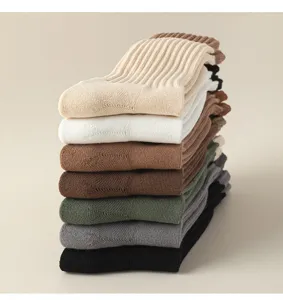 Gros plan de chaussettes thermiques épaisses à côtes de multiples couleurs, texture en coton.
