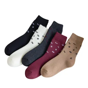 Gemütliche dicke Thermosocken für den Winter mit Zahlenmuster, weich und warm zu tragen.