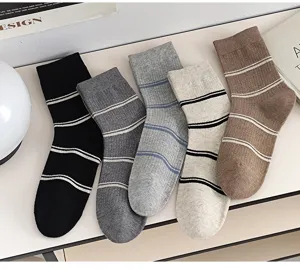 Vue detaillee de chaussettes mi hautes decontractees en coton rayees automne hiver.