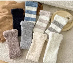 Kuschelige weiche Korallenfleece Overknee Socken und warme Winter Beinwärmer für Damen.