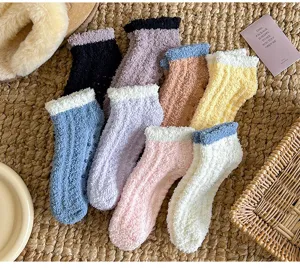 Gemütliche Plüsch-Flauschsocken für Damen, dicke warme Anti-Rutsch-Wintersocken in bunten Farben.