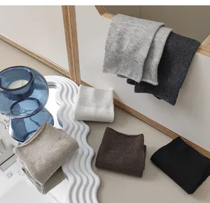 Detailansicht weicher Baumwollsocken in verschiedenen neutralen Farben für den Alltag.