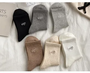 Detailansicht minimalistischer Damensocken in mittlerer Wadenlänge mit gesticktem Herz-Motiv.