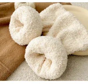 Gemütliche Korallenfleece-Beinwärmer Detailansicht, weiche flauschige Wintersocken Damen.