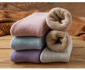 Dicke Winter-Wollsocken Detailansicht mit warmen Plüsch-Flechtfrotteeschlaufen in weichen Farben.