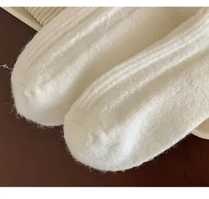 Flauschige weiße Wollsocken Detailansicht, kuschelige Winter warme Socken Textur.