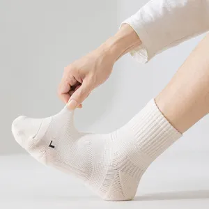 Calzini da uomo tinta unita in cotone a tubo medio elastici e molto traspiranti.