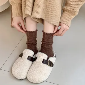 Gemütliche braune Wollsocken für Damen mit Rüschenkanten und dickem, warmem Design.