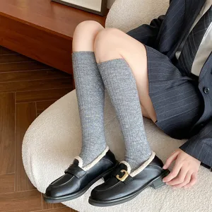 Gemütliche graue gerippte Kniestrümpfe für Damen, stylische Herbst und Winter warme lange Socken.