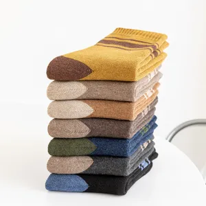 Herren Winter dicke warme Frotteesocken, gestapelte bunte gestreifte Wadenstrümpfe.