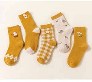Niedliche Hasen und Blumen Damen Mittelsocken Set, bequeme warme Baumwoll Socken Winter.