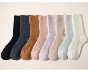 Verdickte thermische Damen Wollsocken mittelhoch, kuschelige einfarbige Wintersocken.
