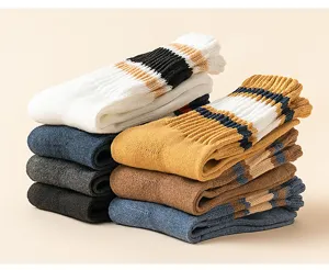 Detailaufnahme dicker Herren-Frotteesocken im College-Stil mit gestreiftem Design.