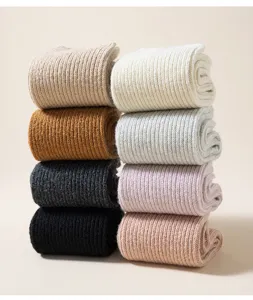 Nahaufnahme dicker Woll-Wintersocken, kuschelige Strickstruktur und weiches, warmes Design.