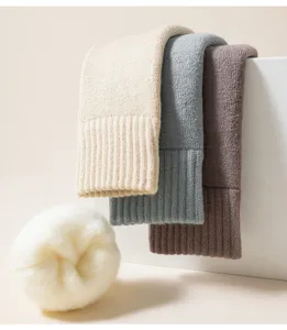 Nahaufnahme von dicken, gefütterten Strick-Wintersocken, warme Textur und weicher Stoff.