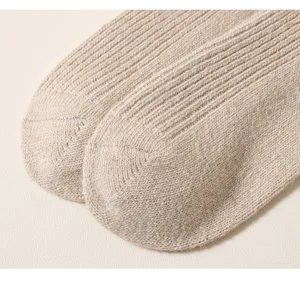 Nahaufnahme der Zehendetails von warmen Wollstrick Socken, weicher Stoff, gemütliches Design.
