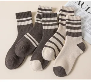 Nahaufnahme von dicken gestreiften Thermo-Wintersocken in Braun und Beige, gemütliche Textur.