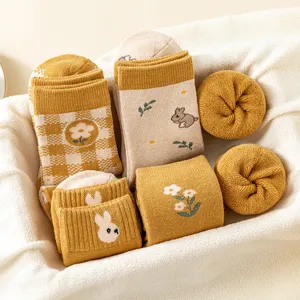 Gemütliche dicke Damen Wintersocken mit warmem Plüschfutter, Hasen und Blumenmuster.