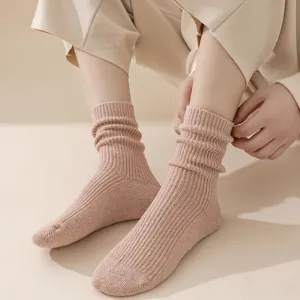 Damen warme Wollstrick-Stapelsocken, gemütliche Mid-Tube-Winterschuhe für den Alltag.