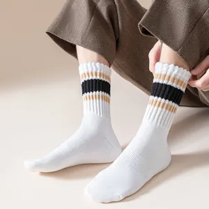 Herren wadenlange Ringelsocken mit dickem Frotteeboden im lässigen College-Stil.