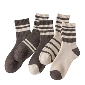 Dicke gestreifte mittelhohe Thermosocken für Damen, gemütliche Baumwoll-Frotteesocken.