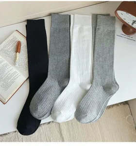 Detailaufnahme einfarbiger gerippter Strümpfe mit weicher Strickstruktur für den täglichen Alltag.