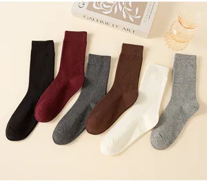 Detailansicht von gerippten Damensocken in vielseitigen Unifarben für den täglichen Gebrauch.