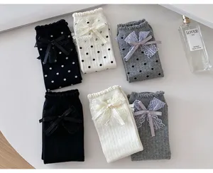Schöne gerippte Damen Socken mit süßen Schleifen und Punkten für den herbstlichen Alltag.