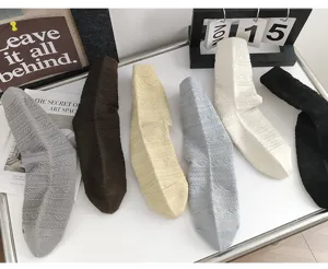 Nahaufnahme von Damen-Baumwollsocken mit Herz-Jacquard-Muster in verschiedenen Farben.
