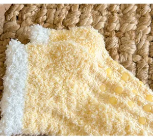 Weiche flauschige Korallenfleece Antirutsch Schlummersocken Detail warme Wintersocken Textur.