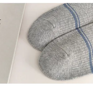 Chaussettes mi-mollet en coton gris pour femmes avec design à rayures bleues pour un usage quotidien.