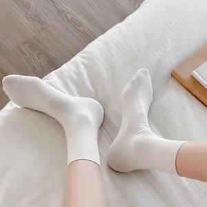 Klassische weiße Baumwoll-Wadenstrümpfe für Damen, ideal für den Alltag und Schuhe.