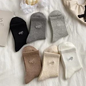 Damen Mittelsocken einfarbig süße Herzbestickung Freizeit Baumwollstrümpfe Flatlay Hauptbild