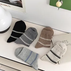 Chaussettes rayées en coton classiques pour femmes chaussettes mi-hautes confortables