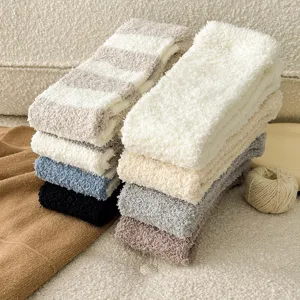 Kuschelige flauschige Korallenfleece Overknee warme lange Socken für Damen im Winter.