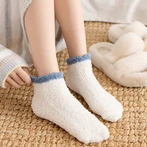 Warme Kuschelsocken aus Korallenfleece für Damen, flauschige Wintersocken in Weiß.