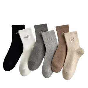 Damen Socken mit süßer Buchstaben und Herz Stickerei, minimalistischer Retro Stil.