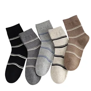 Chaussettes mi-hautes rayées en coton décontractées pour femmes, lot de cinq.