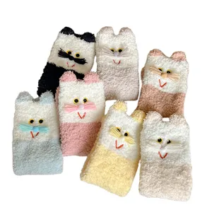 Süße Katzen Korallenfleece Damen Socken, verdickte warme Boden Schlaf Socken, Cartoon Socken