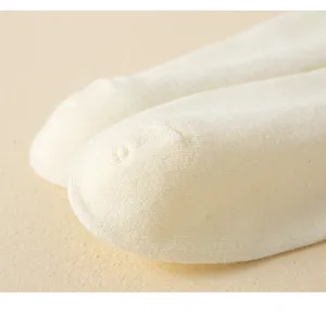 Primer plano detallado de la puntera de calcetines de algodón, suave textura beige.