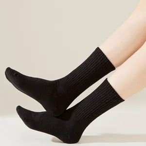 Calcetines negros de algodón acanalados a media pantorrilla para mujer casuales elásticos altos
