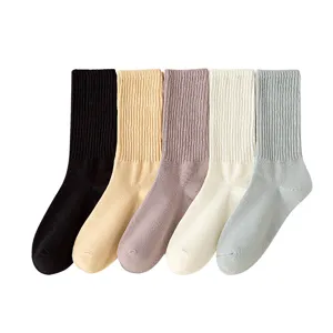 Calcetines de mujer casuales de color sólido tubo medio algodón acanalado para otoño