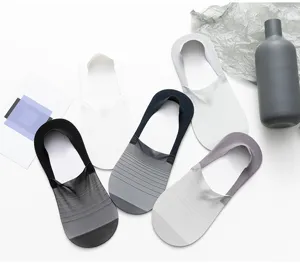 Detailansicht sommerlicher Herren Mesh unsichtbare Bootssocken mit Antirutsch Silikon.