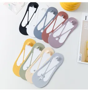 Vista dettagliata di calzini estivi traspiranti in seta di ghiaccio da donna multicolore.