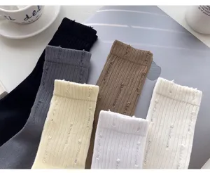 Λεπτομέρεια καλοκαιρινών μεσαίων καλτσών γυναικείων με σκισίματα σε διάφορα μοντέρνα χρώματα.